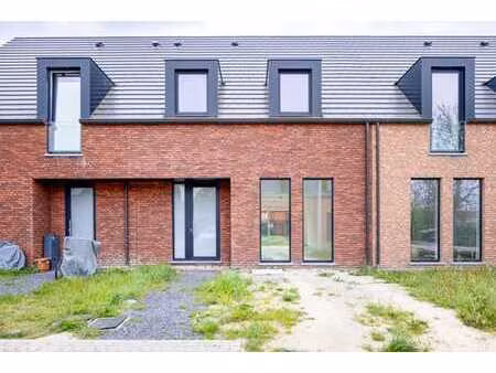 maison moderne située dans un quartier calme