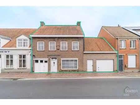 roesbrugge: ruime maar te moderniseren rijwoning met 4 sl...