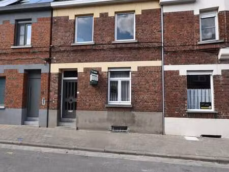 centraal gelegen te renoveren rijwoning met garage