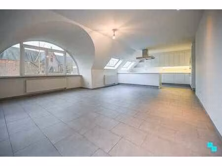 ruim tweeslaapkamerappartement in het centrum van izegem