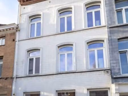 porte de hal maison rénovée pour grande collocation !