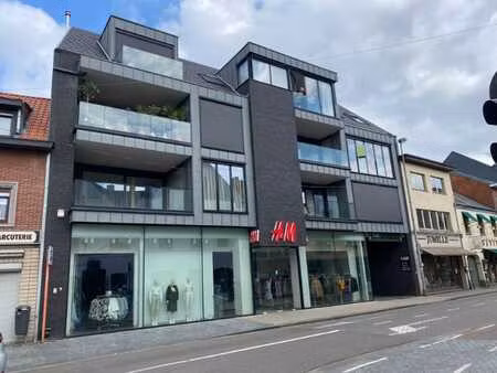 modern appartement met 2 slaapkamers + terras vooraan en ...
