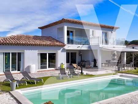 villa 3 chambres  piscine et garage.