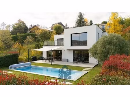 villa avec vue  piscine  terrasses et garages