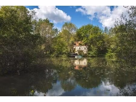 moulin en pierre avec étang