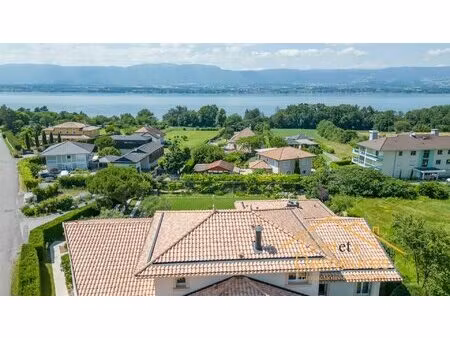 propriété avec vue panoramique sur le lac