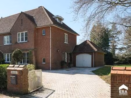 maison semi-ouverte avec grand jardin à pelt