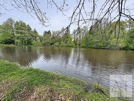 plan d'eau  avec mobil-home  situé sur un terrain de 5 850 m²