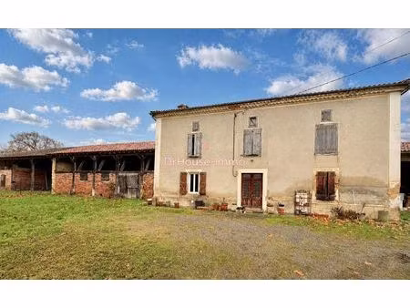 ancienne ferme rénovée de 140 m² + étable 130 m² + dépendances sur 1 5 ha plat .