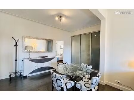 meublé traversant d'une superficie de 62 11 m²