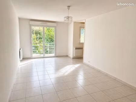 t2 lumineux avec parking – résidence récente – quartier calme – quimper