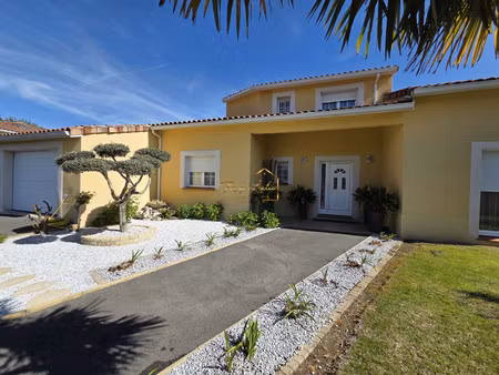 maison de luxe à vendre dans le quartier périphérique