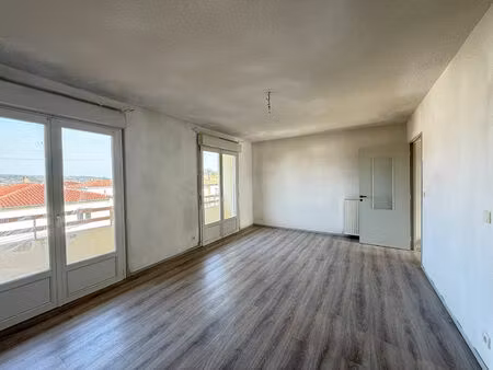 a montayral  appartement t3 avec balcon et garage