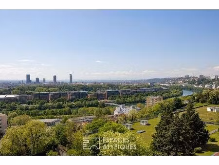 dernier étage avec terrasse et vue exceptionnelle