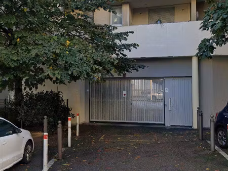 double place de parking en enfilade ** castellane ** 13006