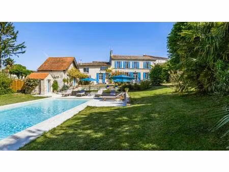 ancien domaine viticole réhabilité en propriété de charme avec activité de gites
