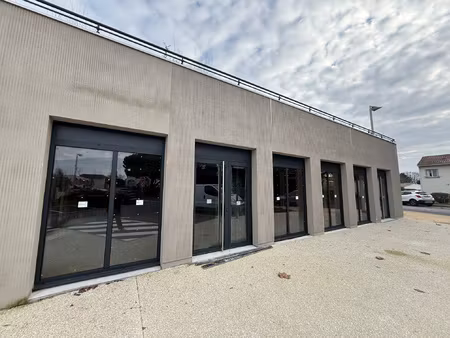 a louer - local commercial de 55m2 au coeur du teich dans un
