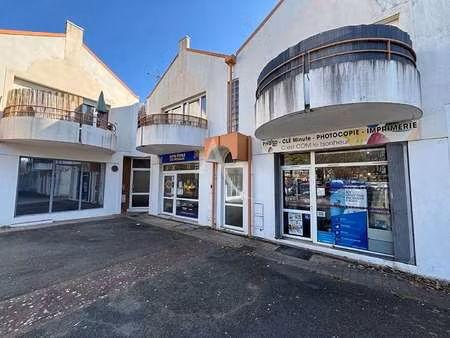 location bureaux et commerces à aytré (17440) : à louer / 28m² aytré