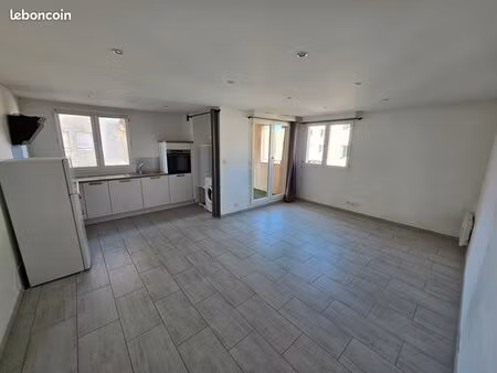 t2 lumineux avec balcon – centre aubagne – parking privé