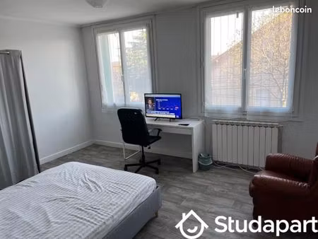 chambre 1 pièce 14 m²