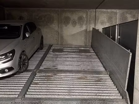 place de parking sous sol gratte ciel