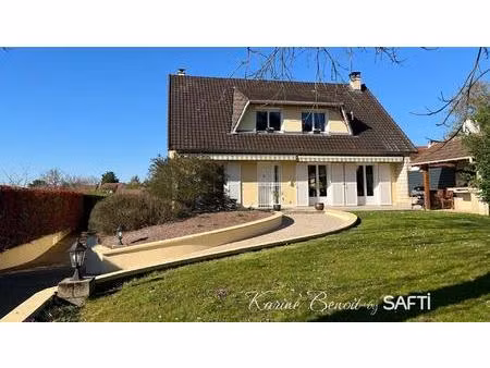 maison traditionnelle  offrant un cadre de vie idyllique à la campagne  proche des commodi