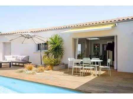 un havre lumineux avec piscine au coeur de sainte-pezenne