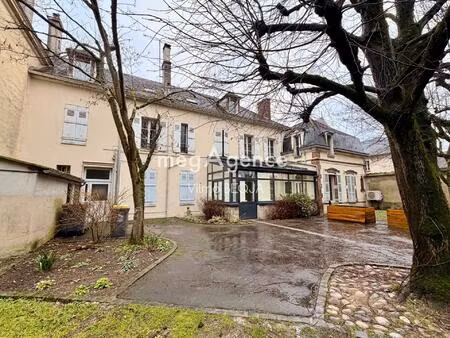 ensemble immobilier au cœur du centre ville de sens