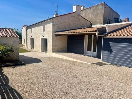 85400 - fermette en pierres rénovée - 4 chambres - terrain clos de 671 m²