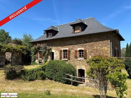 maison en pierre avec grange  source et puits - belle vue dégagée