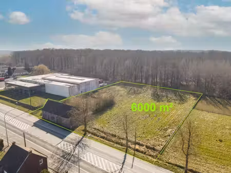 terrain de 5.976 m² avec habitation à rénover – emplacement