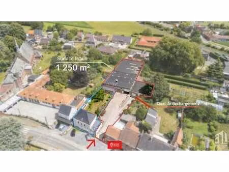 ensemble d’entrepôts avec bureaux et quai de chargement