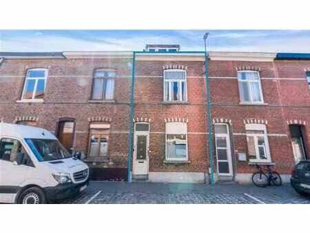 maison mitoyenne de 3 chambres à rénover dans un endroit pri