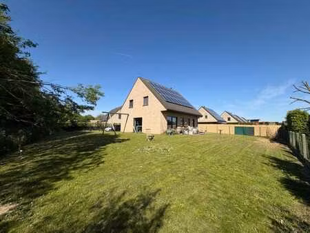 maison avec jardin ensoleillé dans un quartier résidentiel