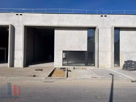 opslagruimte van 300 m² & uitstekend gelegen vlak aan de ...