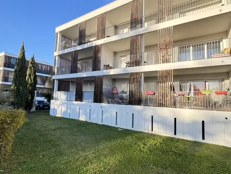appartement t4 de 80 m2 avec un balcon de 30 m2 et 2 pk