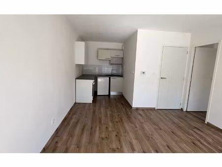 location appartement  m² t-2 à la rochelle  612 €