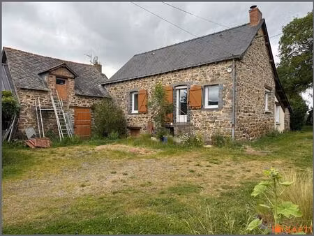 emplacement idéale cette fermette en pierre apparente avec de la terre agricole.