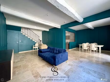 entre charme  volumes et prestations  une maison de ville au potentiel remarquable avec un