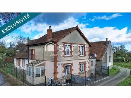 maison ancienne rénovée avec 3 chambres dans un environnement calme avec un petit étang en