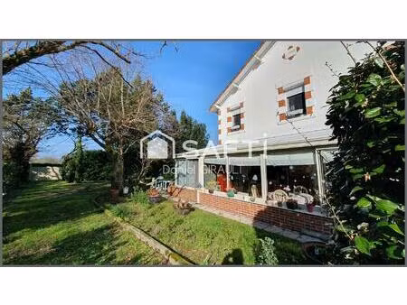 charmante maison en pierre et brique  beau terrain avec un puit  garage