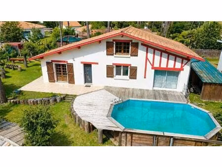 maison familiale avec piscine au calme.