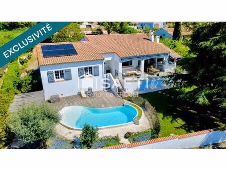 villa de prestige avec vue dégagée.