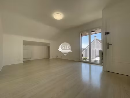 f3 avec balcon - loyer 950 € + 40 €