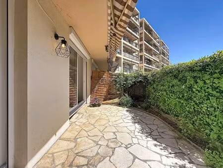 superbe 2 pièces en rez-de-jardin avec cave et garage - corniche fleurie