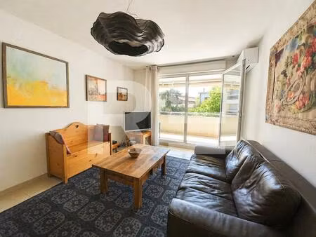 p2 avec terrasse + parking – centre nîmes