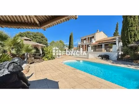 villa de prestige avec piscine chauffée et grande terrasse