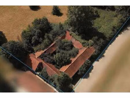 ruime te renoveren hoeve met stallingen en bijgebouwen in...