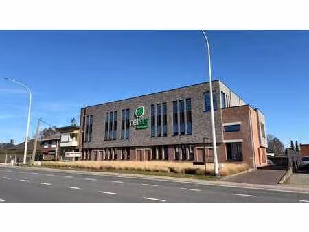 bureaux prêts à l'emploi avec terrasse à louer à proximité