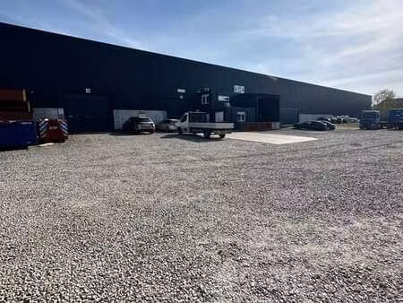 zone de stockage de +/- 6 000 m²